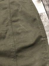 Load image into Gallery viewer, Club Monaco green skirt - Hers size 6
