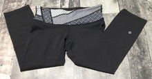 Load image into Gallery viewer, lululemon black/white cropped leggings - Hers size 6
