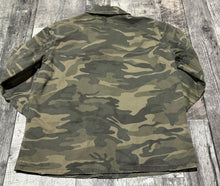 Load image into Gallery viewer, Topshop green camo light jacket - Hers size 4
