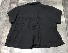 Load image into Gallery viewer, Joe Fresh black button up crop blouse - Hers size XS

