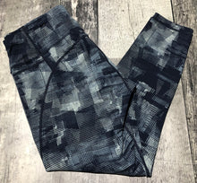 Load image into Gallery viewer, Sweaty Betty blue/light blue capri leggings - Hers size L
