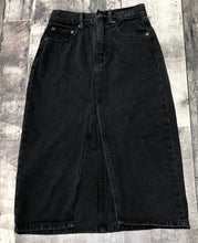 Load image into Gallery viewer, Denim Forum black mid length denim skirt - Hers size 24
