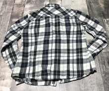 Load image into Gallery viewer, TNA white/black/blue button up plaid - Hers size M
