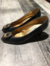 Load image into Gallery viewer, Arnold Churgin black/gold heel - Hers size 5.5
