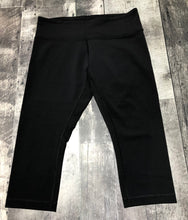 Load image into Gallery viewer, lululemon black capri leggings - Hers size 8
