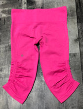 Load image into Gallery viewer, lululemon hot pink capri leggings - Hers size 6
