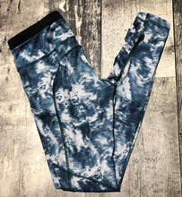 Load image into Gallery viewer, lululemon blue/white leggings - Hers size 6
