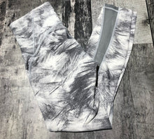 Load image into Gallery viewer, lululemon white/grey leggings - Hers size 6
