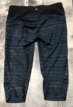 Load image into Gallery viewer, lululemon black/blue capri leggings - Hers size 8
