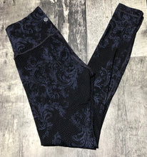Load image into Gallery viewer, lululemon black/purple mid rise leggings - Hers size 4
