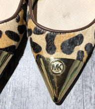 Load image into Gallery viewer, Michael Kors black/light brown flats - Hers size 7
