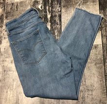 Load image into Gallery viewer, Levi light blue/dark blue high rise skinny jeans - Hers size 29
