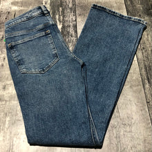 Load image into Gallery viewer, GAP blue 90s loose flare mid rise    jeans - Hers size 24
