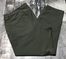 Load image into Gallery viewer, lululemon green cropped pants - His size 38
