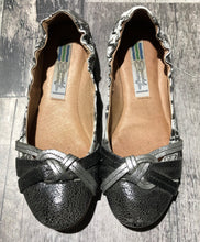 Load image into Gallery viewer, Arnold Churgin white/grey flats - Hers size 35
