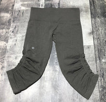 Load image into Gallery viewer, lululemon grey capris - Hers size 4
