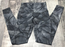 Load image into Gallery viewer, lululemon black/dark grey high rise leggings - Hers size 6
