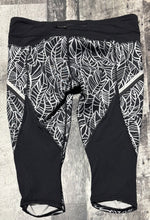 Load image into Gallery viewer, lululemon black/white cropped leggings - Hers size 10
