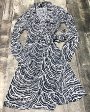 Load image into Gallery viewer, BCBG white/navy long sleeve wrap dress - Hers size S
