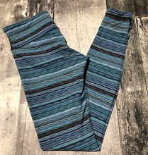 Load image into Gallery viewer, lululemon bright blue/white mid rise leggings - Hers size 6

