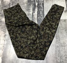 Load image into Gallery viewer, lululemon black/green leggings - Hers size 6
