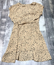 Load image into Gallery viewer, Sunday Best beige/black wrap dress - Hers size 8
