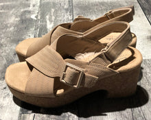 Load image into Gallery viewer, Clarks beige heel sandal - Hers size 7
