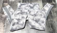 Load image into Gallery viewer, lululemon white/grey leggings - Hers size 6
