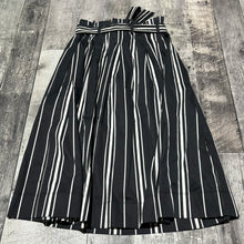Load image into Gallery viewer, H&amp;M black/white skirt - Hers size 2
