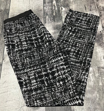 Load image into Gallery viewer, BCBG black/white pants - Hers size XS
