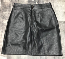 Load image into Gallery viewer, Brunette black fake leather short skirt - Hers size XS
