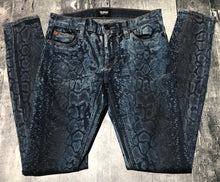 Load image into Gallery viewer, Hudson dark blue low rise skinny jeans - Hers size 25
