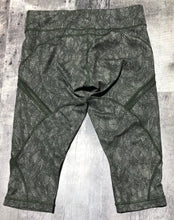 Load image into Gallery viewer, lululemon dark green cropped leggings - Hers size 8
