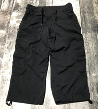 Load image into Gallery viewer, lululemon black baggy capris - Hers size 4
