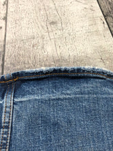Load image into Gallery viewer, Abercrombie &amp; Fitch blue high rise ankle jeans - Hers size 26
