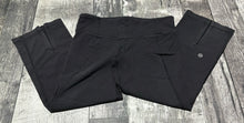Load image into Gallery viewer, lululemon black capris - Hers size approx S
