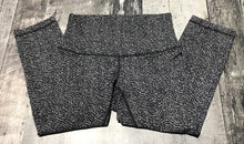 Load image into Gallery viewer, lululemon black/white high rise cropped leggings - Hers size 6
