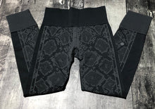 Load image into Gallery viewer, lululemon black/grey high rise leggings - Hers size approx XS
