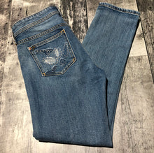 Load image into Gallery viewer, Pilcro blue mis rise slim boyfriend jeans - Hers size 27
