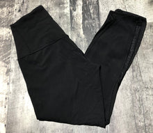 Load image into Gallery viewer, lululemon black ankle leggings - Hers size 6
