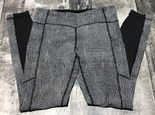 Load image into Gallery viewer, lululemon white/black leggings - Hers size 6
