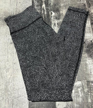 Load image into Gallery viewer, lululemon white/black leggings - Hers size 6
