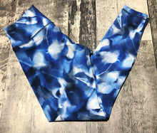 Load image into Gallery viewer, lululemon blue/white leggings - Hers size 6
