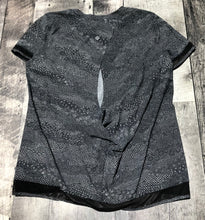 Load image into Gallery viewer, lululemon black/white tshirt - Hers size 6

