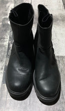 Load image into Gallery viewer, UGG black boots - Hers size 8
