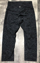 Load image into Gallery viewer, lululemon black/grey cropped leggings - Hers size 4
