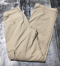 Load image into Gallery viewer, TNA khaki high rise cargo jeans - Hers size 00

