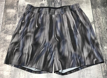 Load image into Gallery viewer, lululemon grey/black shorts - His size M
