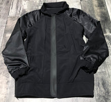 Load image into Gallery viewer, lululemon black light jacket - Hers size approx M
