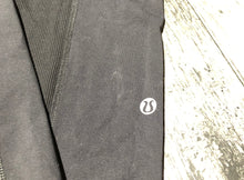 Load image into Gallery viewer, lululemon black/pink loose leggings - Hers size 8
